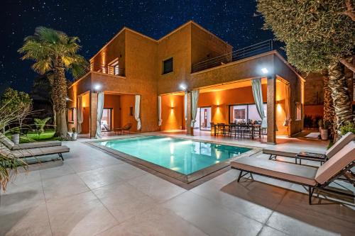 a house with a swimming pool in the yard at Villa Lina 4 Chambres a Marrakech in Marrakech