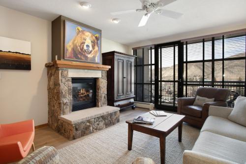 Khu vực ghế ngồi tại 320 Chapel Square condo