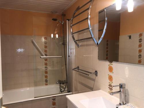 une salle de bain avec une douche, un lavabo et une baignoire dans l'établissement Maison à Saint-Hilaire-de-Riez à proximité de la plage, 3 chambres, terrasse - FR-1-323-564, à Saint-Hilaire-de-Riez