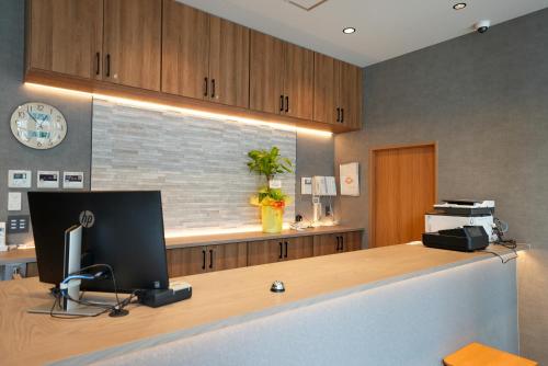 an office with a desk with a computer on it at ソリューションキューブトクヤマ in Higashi-hamazakichō