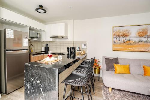 Η κουζίνα ή μικρή κουζίνα στο Vacation Escape - Elegant Barranco Stay near Beach & Art