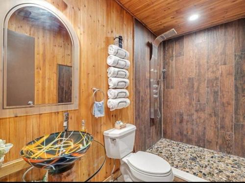 Pocono Country PlaceにあるCabin Retreat with Hot Tubの木製バスルーム(トイレ、シンク付)