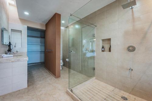 a bathroom with a shower with a glass shower stall at Casa Ceballos, Frente a la Playa in San Benito