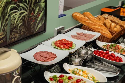 Comida en o cerca de este hotel
