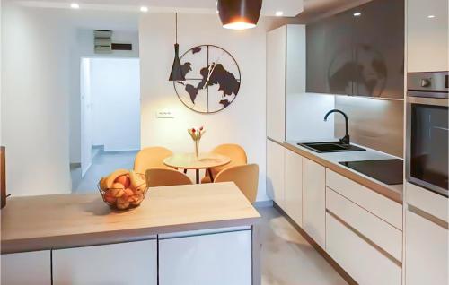 Køkken eller tekøkken på Cozy Apartment In Supetar