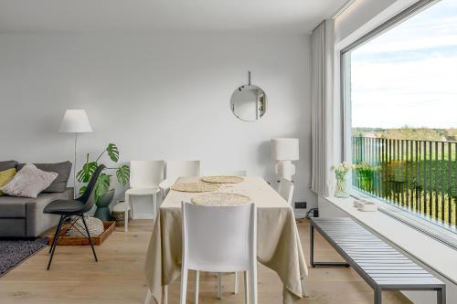 东代恩凯尔克Kenydou 0101G的白色的饭厅设有桌子和沙发