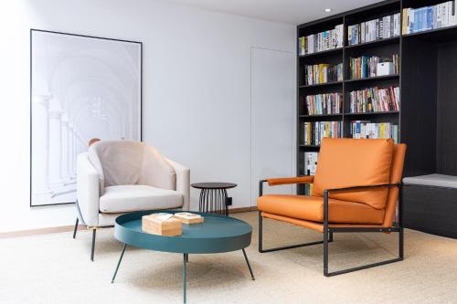 a living room with two chairs and a coffee table at LZ Hotel in Chengdu