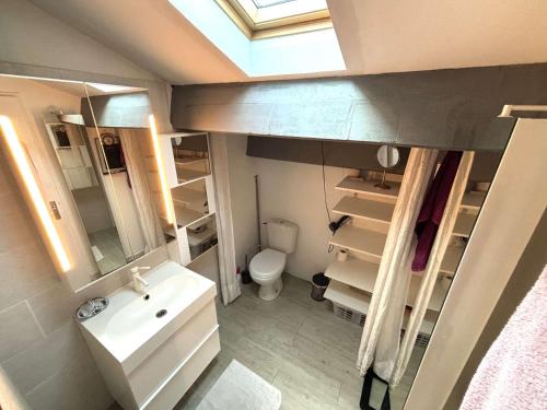 une petite salle de bain avec un lavabo et des toilettes dans l'établissement Maison confortable 8 personnes avec jardin, Port-la-Nouvelle - FR-1-229C-105, à Port-la-Nouvelle