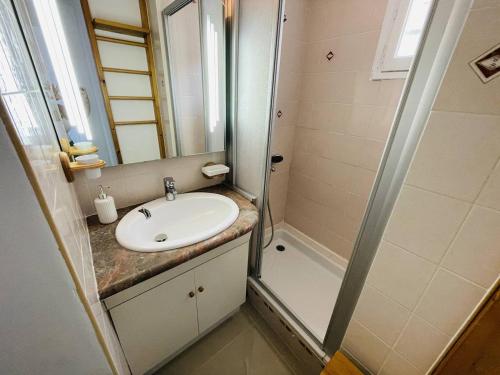une salle de bain avec un lavabo et une douche dans l'établissement Appartement rénové proche plage, clim, parking, wi-fi - FR-1-723-169, au Cap d'Agde