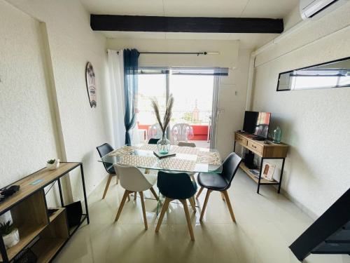 un salon avec une table et des chaises de salle à manger dans l'établissement Appartement rénové proche plage, clim, parking, wi-fi - FR-1-723-169, au Cap d'Agde