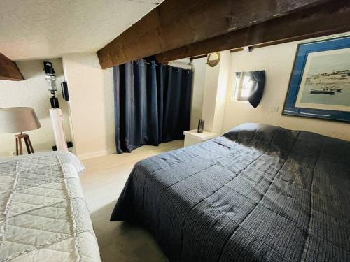 une chambre avec deux lits et une grande fenêtre dans l'établissement Appartement rénové proche plage, clim, parking, wi-fi - FR-1-723-169, au Cap d'Agde