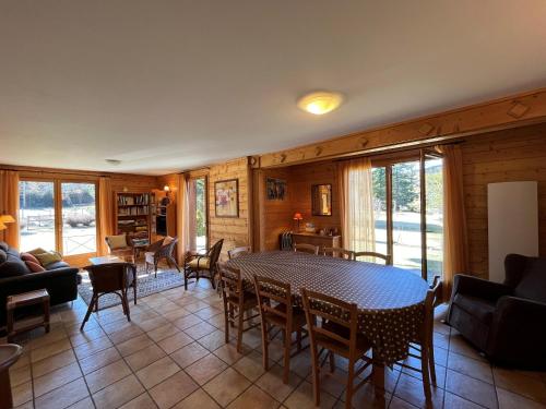 un salon avec une table et des chaises dans l'établissement Spacieux appartement 107m² à Corrençon-en-Vercors - FR-1-761-46, à Corrençon-en-Vercors
