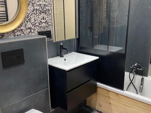 une salle de bain avec un lavabo et un miroir dans l'établissement Appartement cosy avec Wi-Fi et parking privatif aux Gets - FR-1-671-288, aux Gets