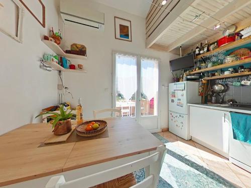 une cuisine avec un comptoir en bois dans une pièce dans l'établissement Studio Mezzanine à La Londe, Animaux Admis, Parking - FR-1-826-11, à La Londe-les-Maures