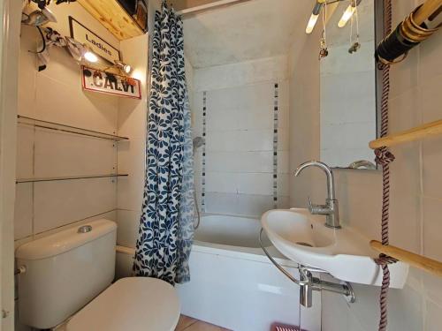 une salle de bain avec toilettes, lavabo et baignoire dans l'établissement Studio Mezzanine à La Londe, Animaux Admis, Parking - FR-1-826-11, à La Londe-les-Maures