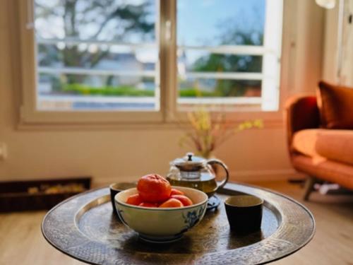 - un bol de fruits sur une table dans le salon dans l'établissement Appartement neuf avec terrasse et parking à Groix - FR-1-813-23, à Groix