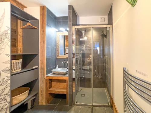 Ванная комната в Bel appartement aux Gets avec sauna, jacuzzi et Wi-Fi - FR-1-671-289