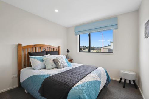 a bedroom with a bed and a window at Rangi Marie - Alexandra Holiday Home in Alexandra