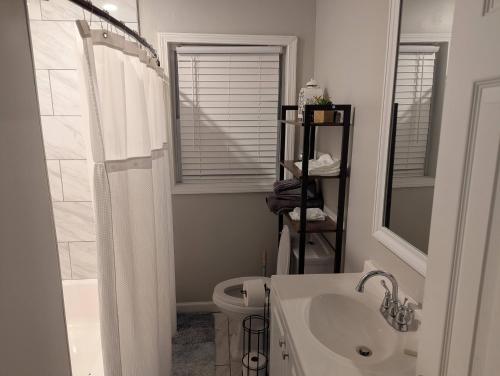 Ένα μπάνιο στο Peaceful Getaway Close to Atlanta Hub