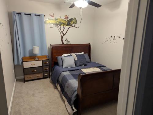 Ένα ή περισσότερα κρεβάτια σε δωμάτιο στο Peaceful Getaway Close to Atlanta Hub