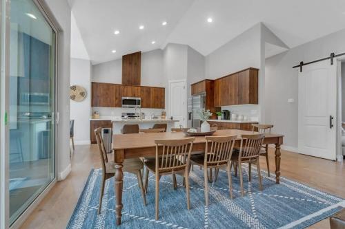 Una cocina con una mesa y sillas de madera. en Luxury Mountain Retreat with studio apartment, en Williams