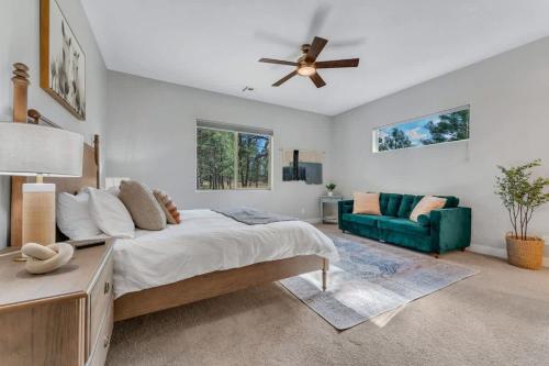 Posezení v ubytování Luxury Mountain Retreat with studio apartment