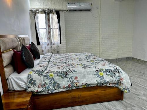 Ένα ή περισσότερα κρεβάτια σε δωμάτιο στο 3bhk penthouse with terrace