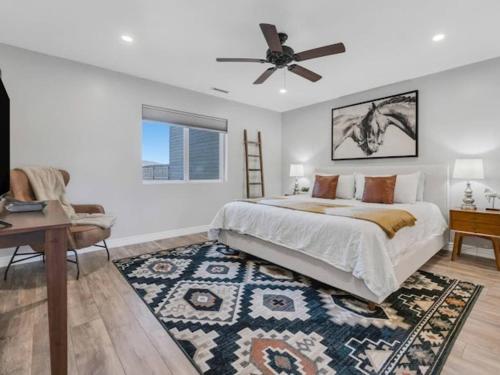 ein Schlafzimmer mit einem Bett und einem Deckenventilator in der Unterkunft Pickleball at 7000ft Private home with Court in Elden Pueblo