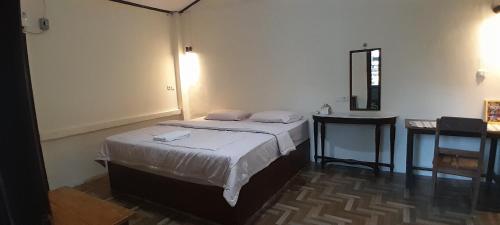 a bedroom with two beds and a sink and a mirror at Renny's Tangkoko Safety Stop in Bitung