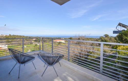 - deux chaises sur un balcon avec vue sur l'océan dans l'établissement 2 Bedroom Lovely Home In Cervione, à Cervione