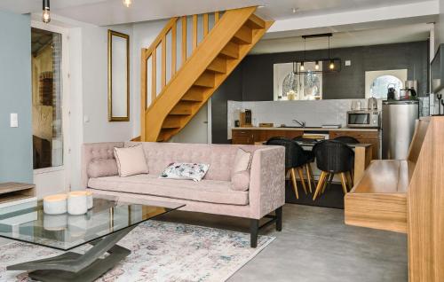 un salon avec un canapé et une table dans l'établissement Maison Hortensias Avec Piscine, à Gien