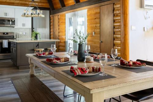 Η κουζίνα ή μικρή κουζίνα στο Rustic Log Cabin in Munds Park