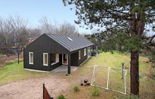 una casa negra en un campo con en Beautiful Home In Fårevejle With Wifi, en Fårevejle