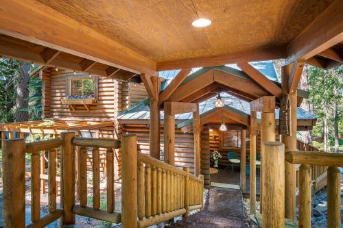Imagen de la galería de Lakefront Log Cabin with Hot Tub, Huge Game Room and Direct Access to Cle Elum Lake, en Ronald