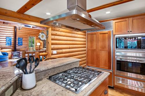 Una cocina o zona de cocina en Lakefront Log Cabin with Hot Tub, Huge Game Room and Direct Access to Cle Elum Lake
