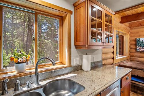 Kuchyň nebo kuchyňský kout v ubytování Lakefront Log Cabin with Hot Tub, Huge Game Room and Direct Access to Cle Elum Lake