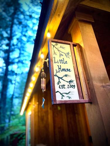Certificado, premio, señal o documento que está expuesto en Lakefront Log Cabin with Hot Tub, Huge Game Room and Direct Access to Cle Elum Lake