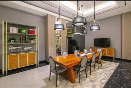 Köök või kööginurk majutusasutuses PakuwonMall Apartment Anderson 2BR by B&B Host