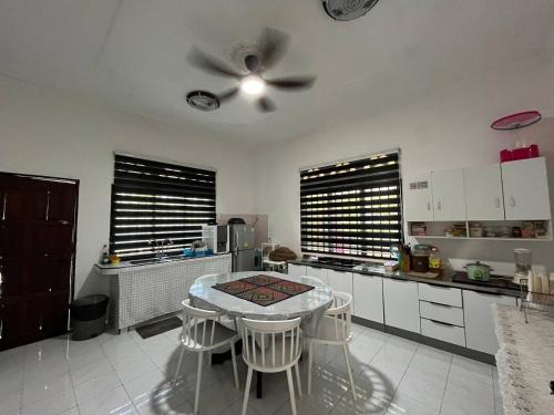 Køkken eller tekøkken på Wafa Homestay Kluang