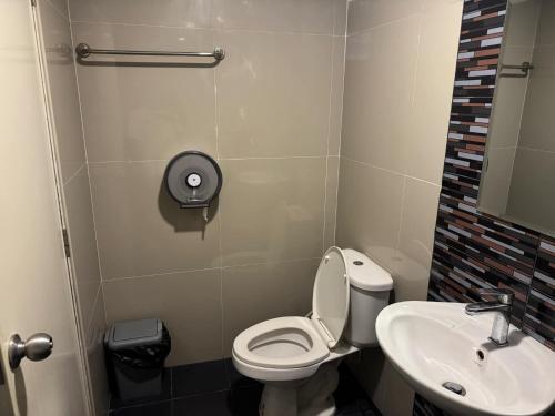 a small bathroom with a toilet and a sink at Natthapimon in Bangkok Yai