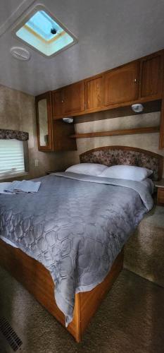 Postel nebo postele na pokoji v ubytování Lakefront RV Cottage in Parry Sound #2