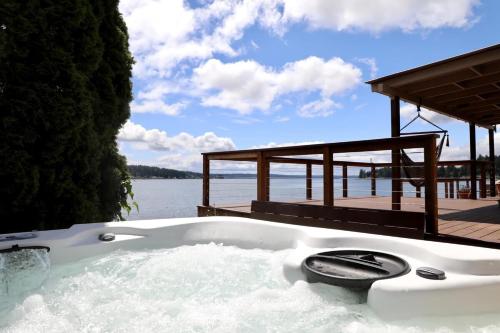 Gallery image of Modern Beachfront Cabin with Hot Tub and Spectacular Views in Allyn