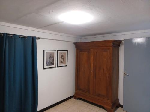 a room with a wooden door and a ceiling at jardin de saimiris in Cayenne