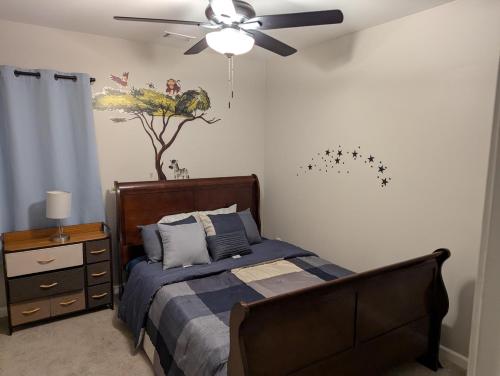 Ένα ή περισσότερα κρεβάτια σε δωμάτιο στο Peaceful Getaway Close to Atlanta Hub