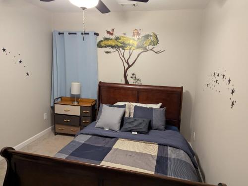 Ένα ή περισσότερα κρεβάτια σε δωμάτιο στο Peaceful Getaway Close to Atlanta Hub