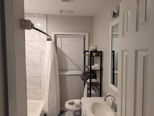 Ένα μπάνιο στο Peaceful Getaway Close to Atlanta Hub