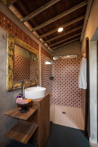 a bathroom with a sink and a shower at Desa Seni Baturiti in Baturiti