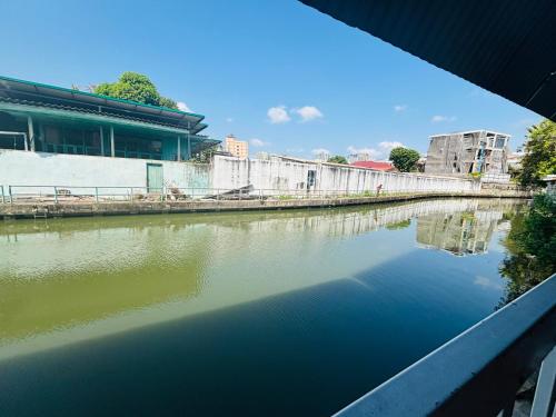 Výhled na řeku, která protéká v blízkosti hotelu