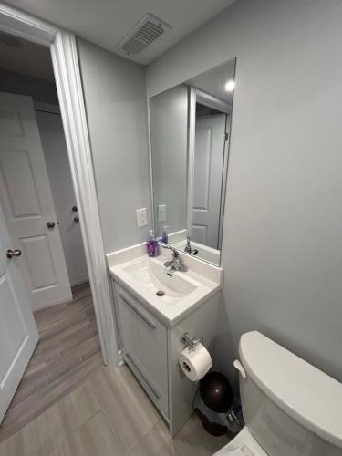 Whitby Hideout - 3BR, 5BD, 3WR, Pool Table, Saunaにあるバスルーム