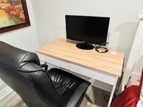 Whitby Hideout - 3BR, 5BD, 3WR, Pool Table, Saunaにあるテレビまたはエンターテインメントセンター
